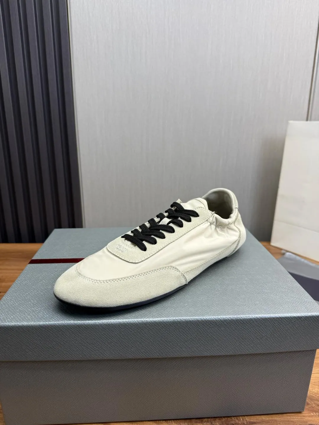 Men's Shoes💰500💰Men's PRADA 2025 Early Spring Collapse New Sports Shoes Moral Training Shoes Collapse's name comes from the fact that it can be easily put on and taken off with bare hands ~ The light and comfortable features create a more relaxed and casual look, and the side elastic design can be worn twice! Super comfortable catwalk sneakers, as thin and light as ballet slippers, as comfortable as sneakers, comfortable and super light on the feet. Fabric: frosted cowhide leather spliced ​​with nylon cloth, cowhide foot pads, men's size 38-45
